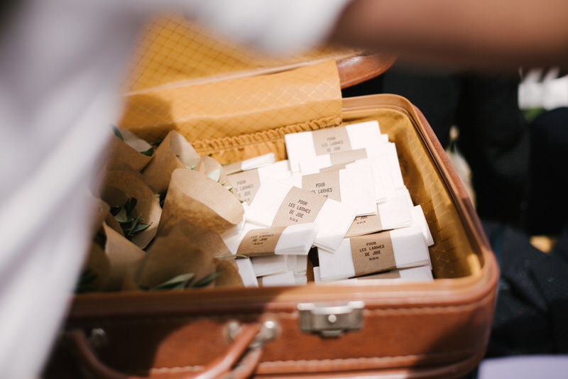 Décoration de table champêtre avec fleurs sauvages et guirlandes guinguettes.