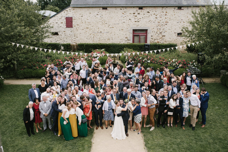 Photo de groupe des invités riant, moment joyeux photographe Grenoble.