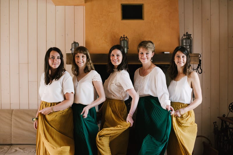 Photo de groupe des invités riant, moment joyeux photographe Grenoble.