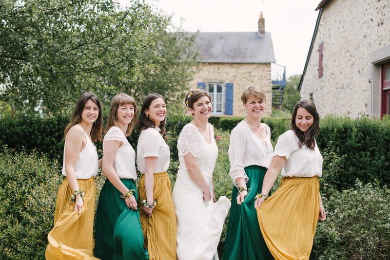 Photo de groupe des invités riant, moment joyeux photographe Grenoble.