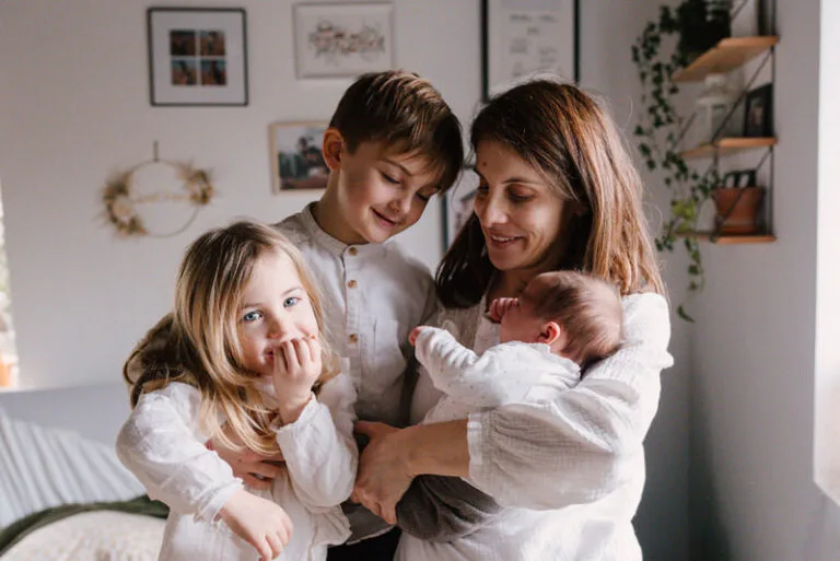 séance photo naissance en famille allaitement peau à peau, photos naturelles et modernes