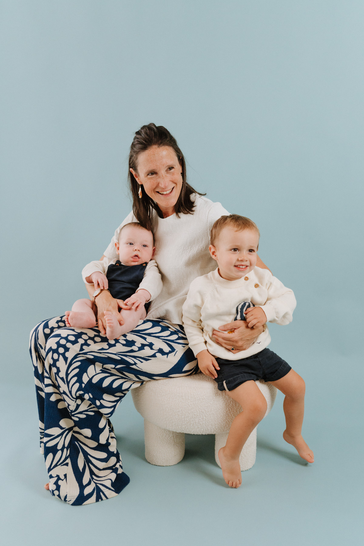 séance photo famille en studio grenoble avec un bébé de 5 mois