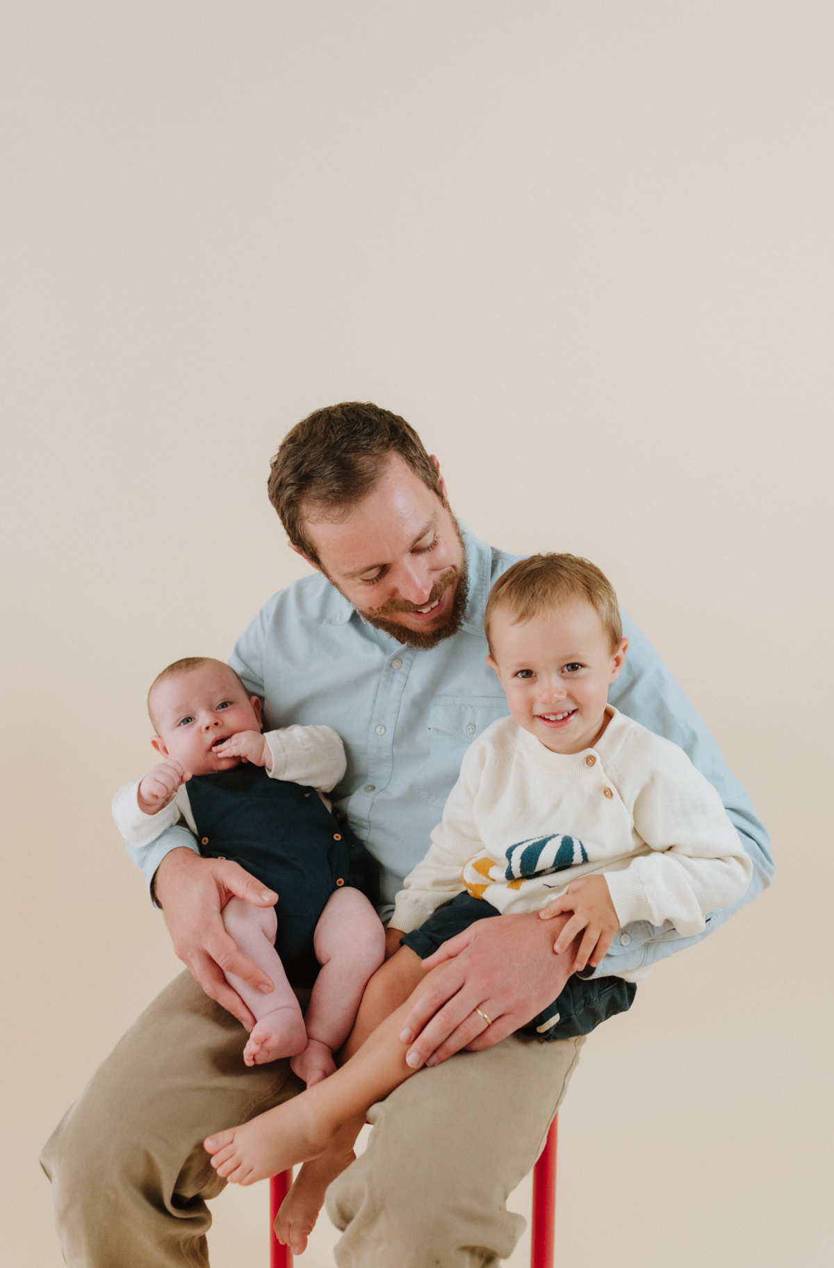séance photo famille en studio grenoble avec un bébé de 5 mois