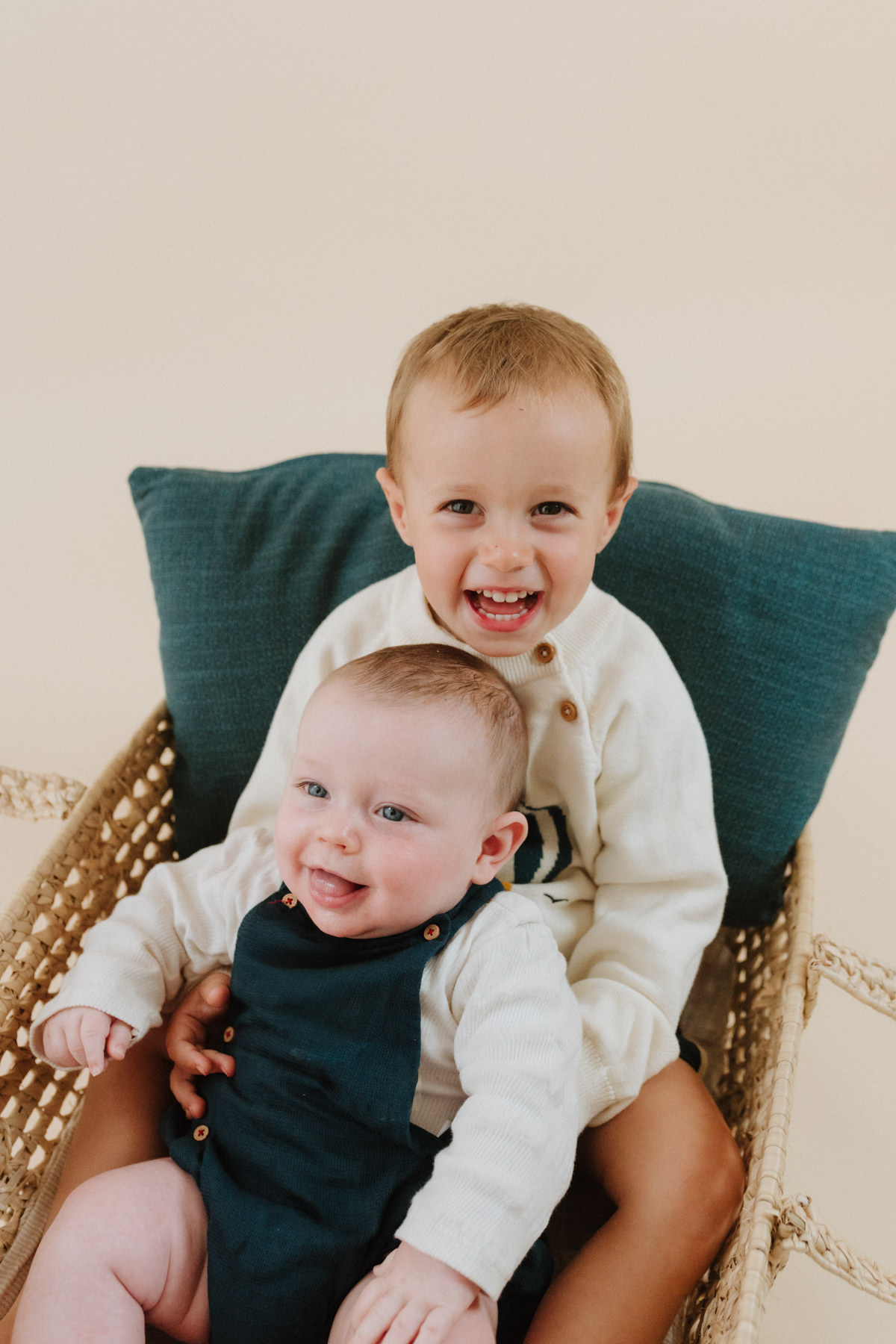 séance photo famille en studio grenoble avec un bébé de 5 mois
