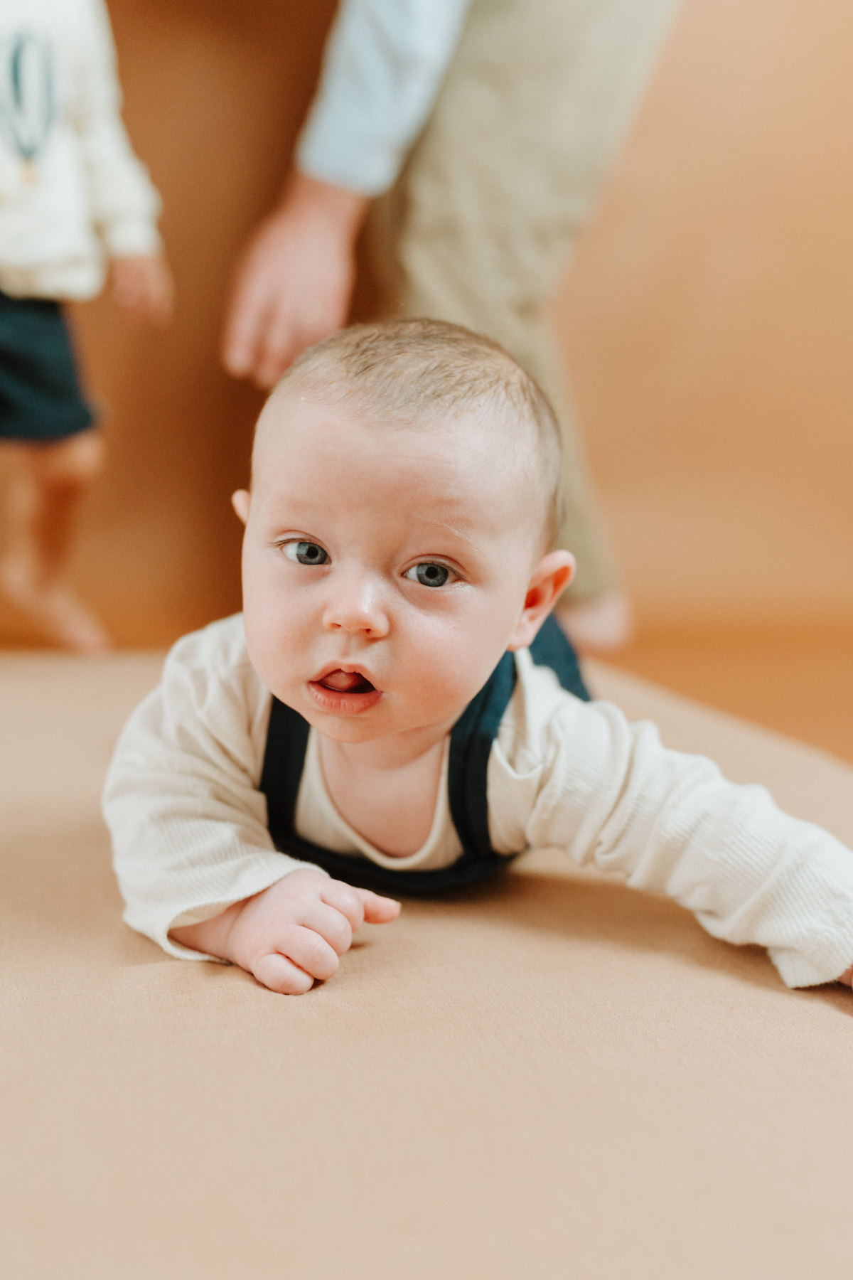 comment se déroule une séance photo en famille au studio grenoble