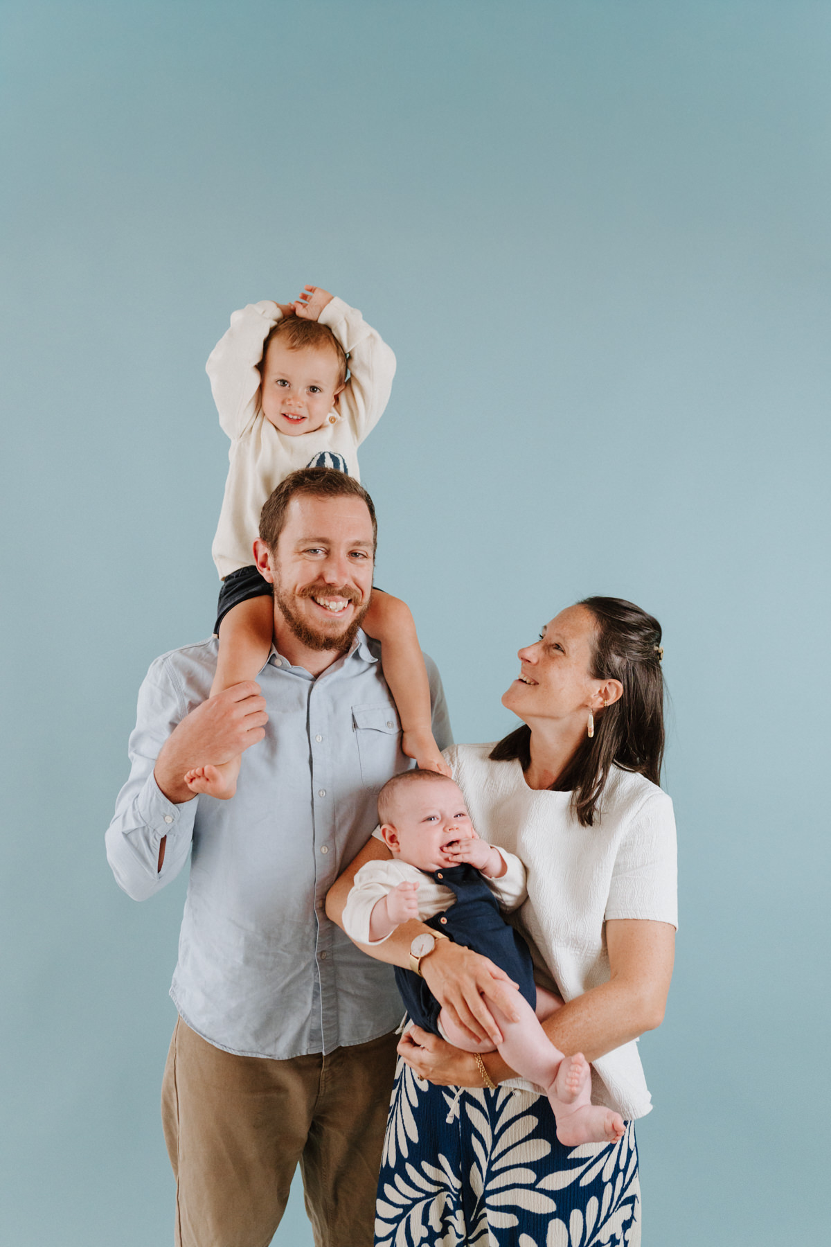séance photo famille en studio grenoble avec un bébé de 5 mois