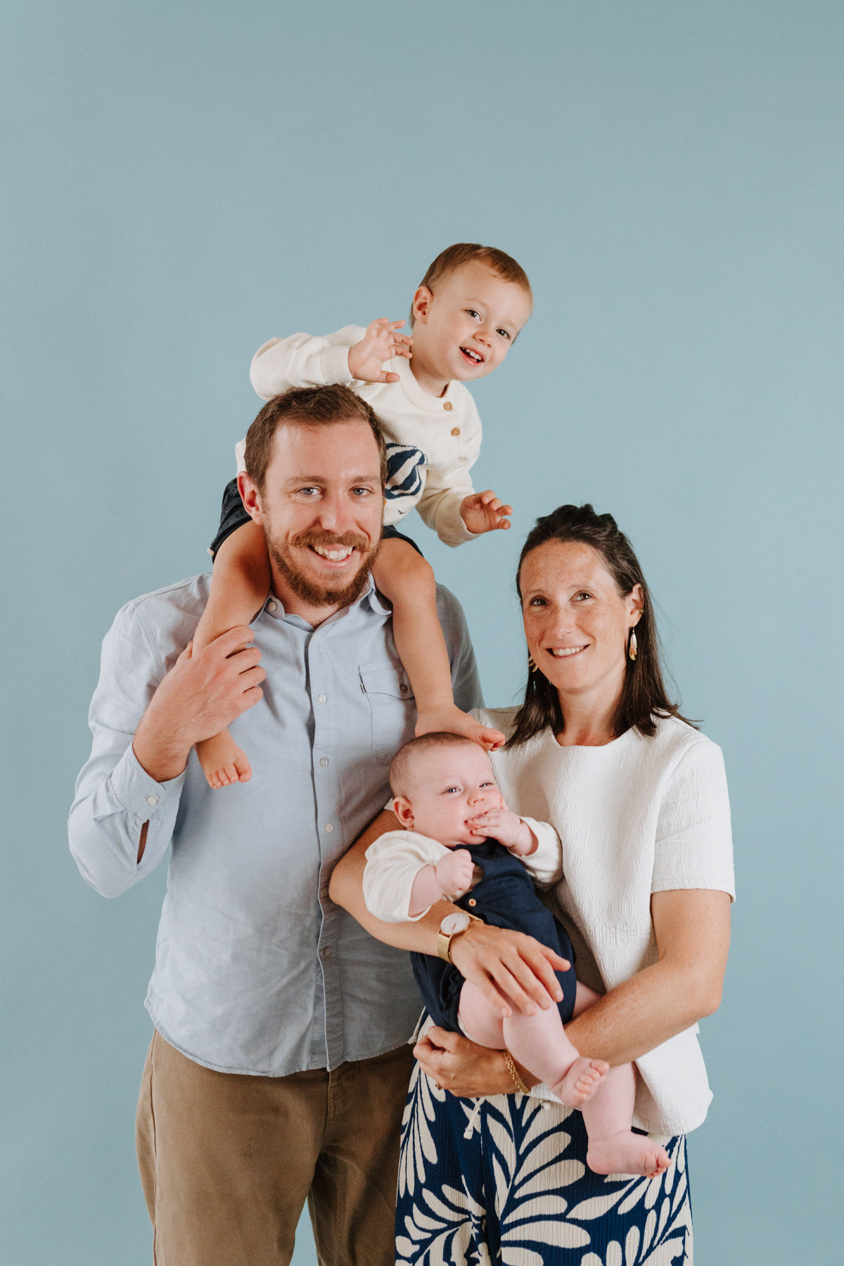 séance photo famille en studio grenoble avec un bébé de 5 mois