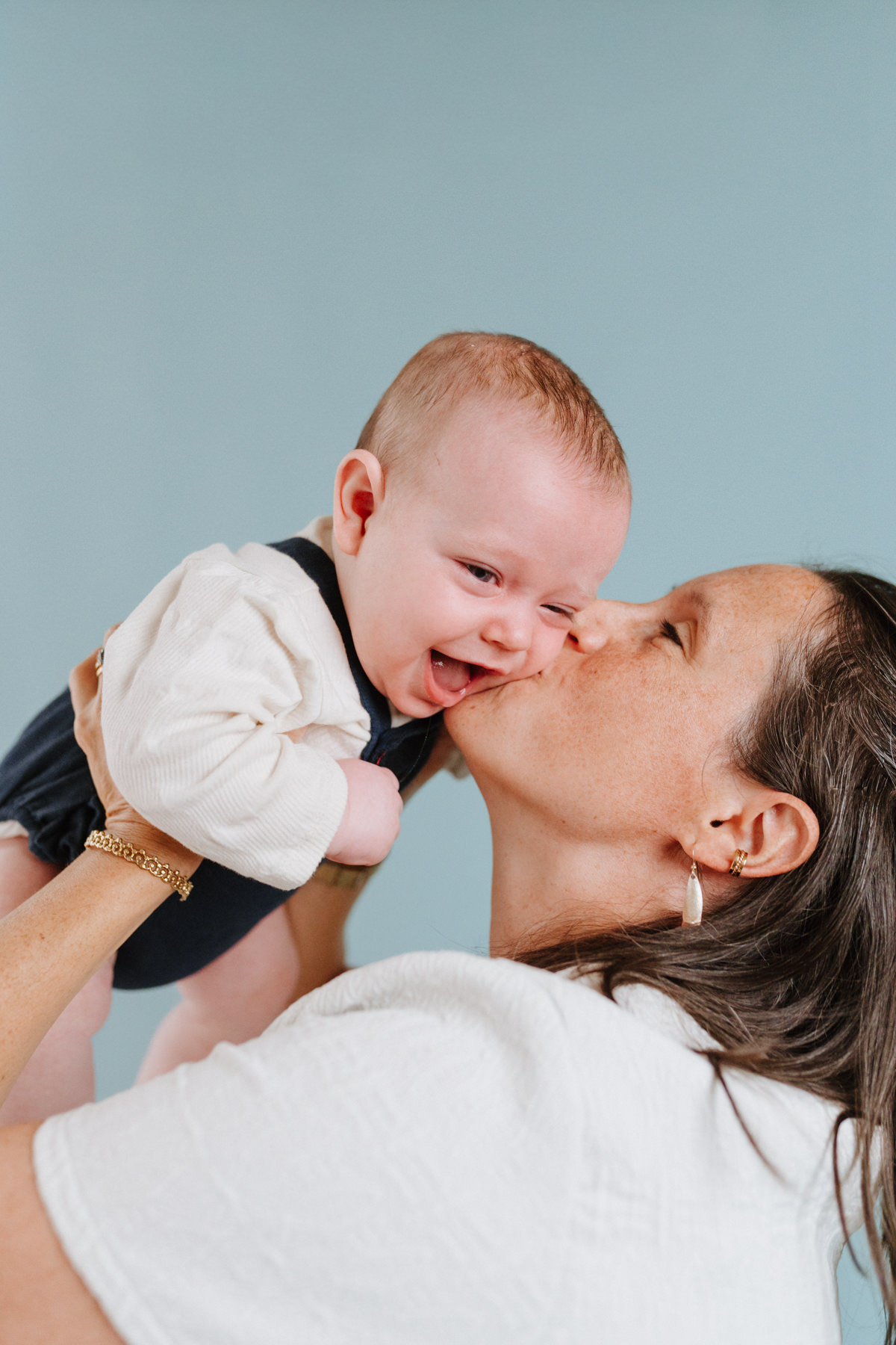 séance photo famille en studio grenoble avec un bébé de 5 mois