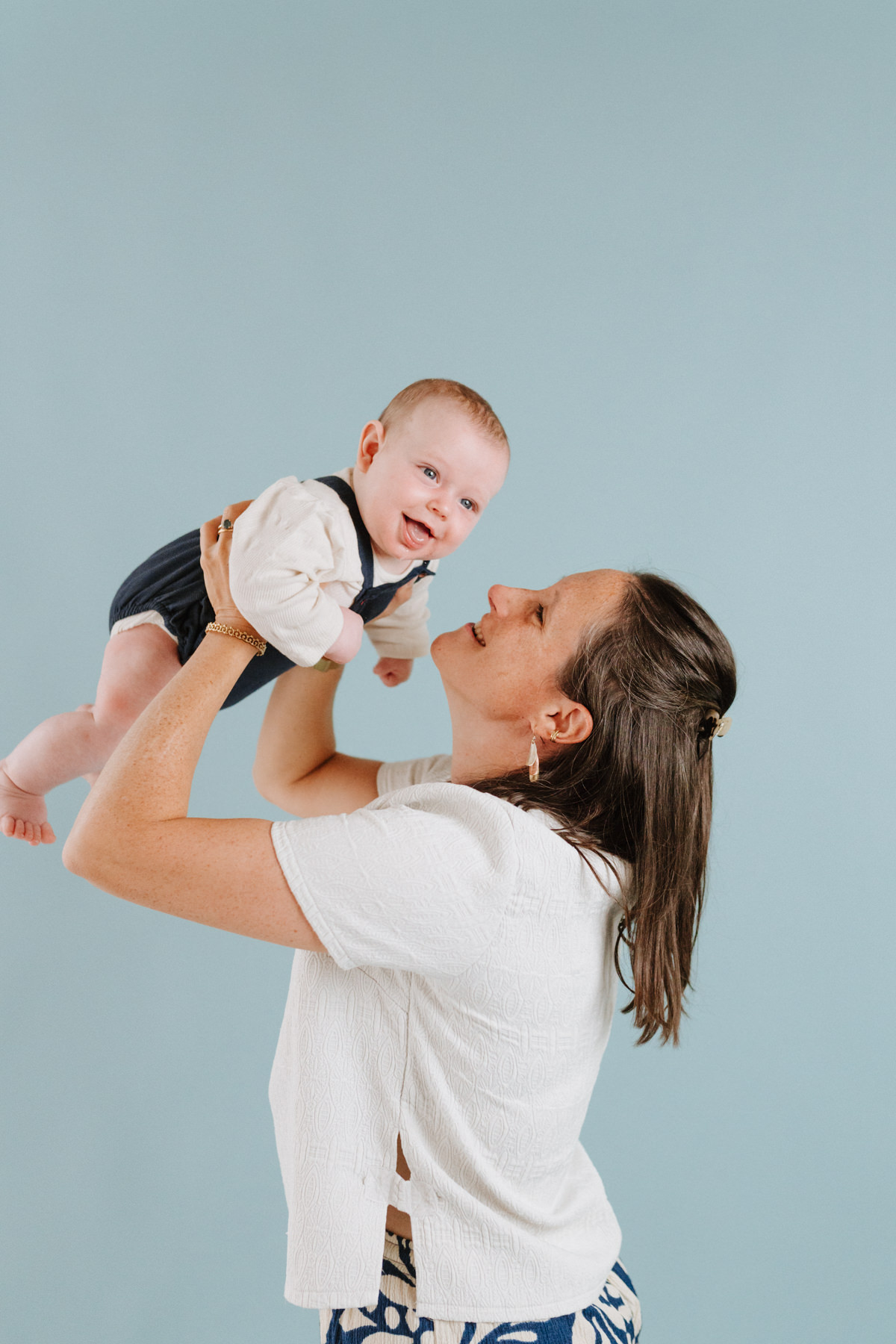 séance photo famille en studio grenoble avec un bébé de 5 mois