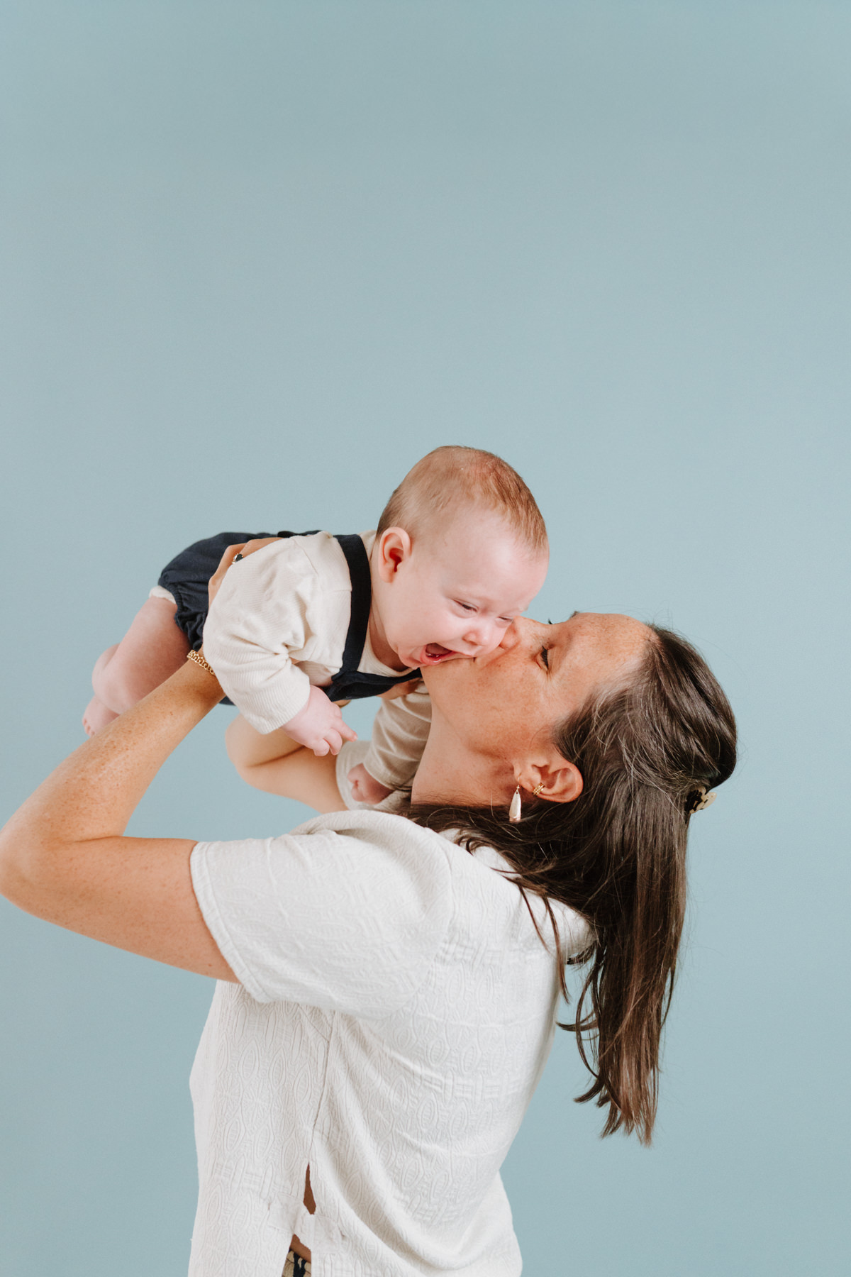 séance photo famille en studio grenoble avec un bébé de 5 mois