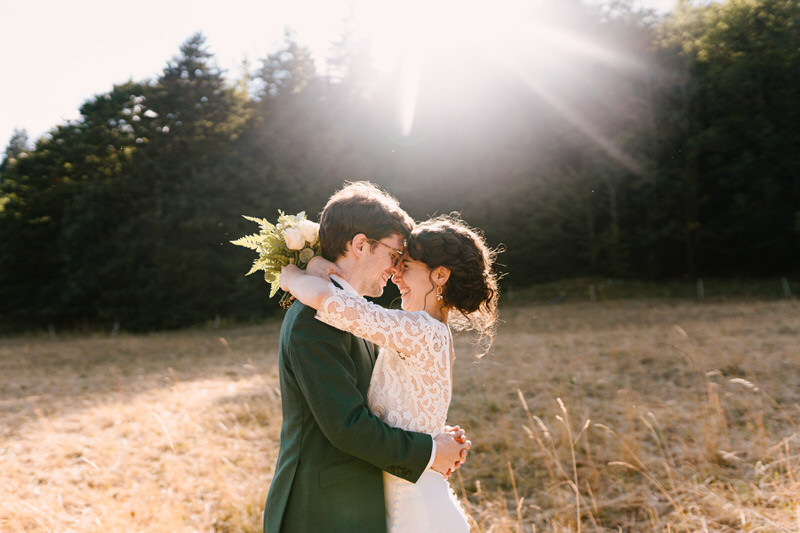 photos de couple mariage authentique grange aux fées
