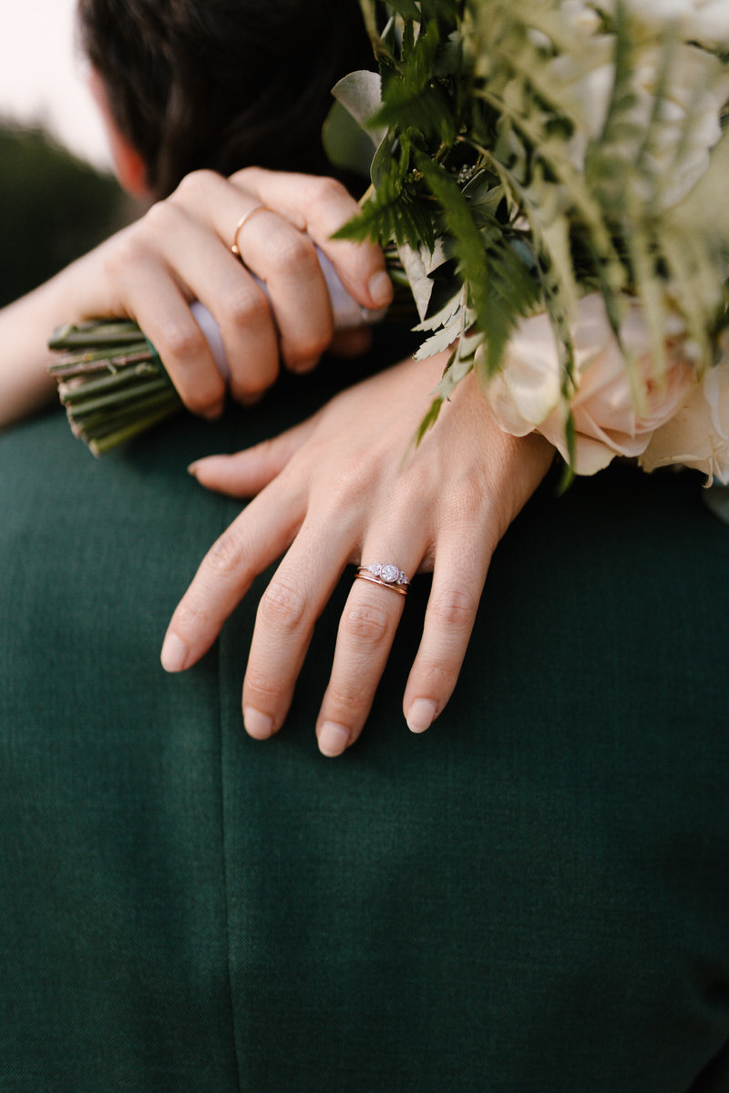 photos de couple naturelles dans les champs vercors
