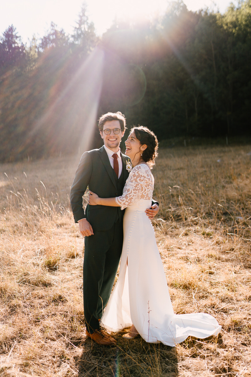 photos de couple authentiques photographe mariage grange aux fées vercors