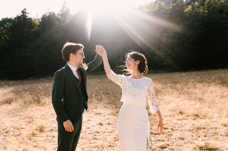 photo de couple naturelle douce lumineuses à la grange aux fées grenoble