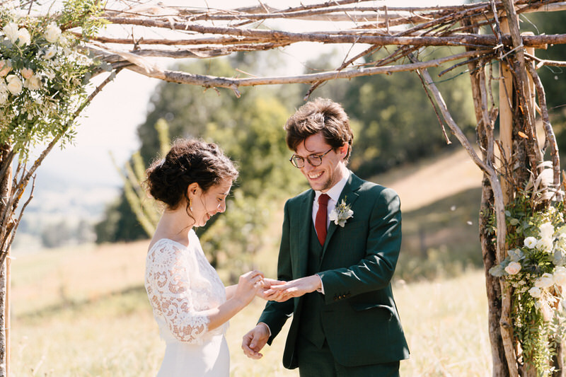 mariage cérémonie laïque grange aux fées échange des alliances