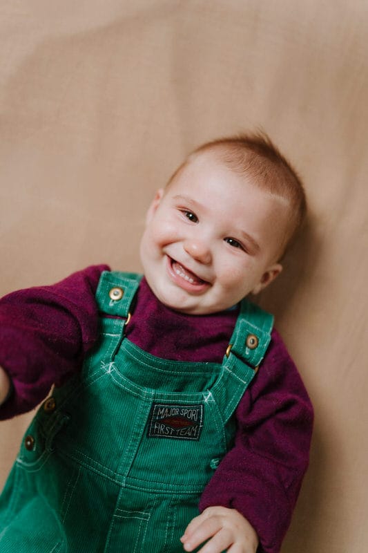 séance photo en famille avec un bébé de 9 mois très souriant