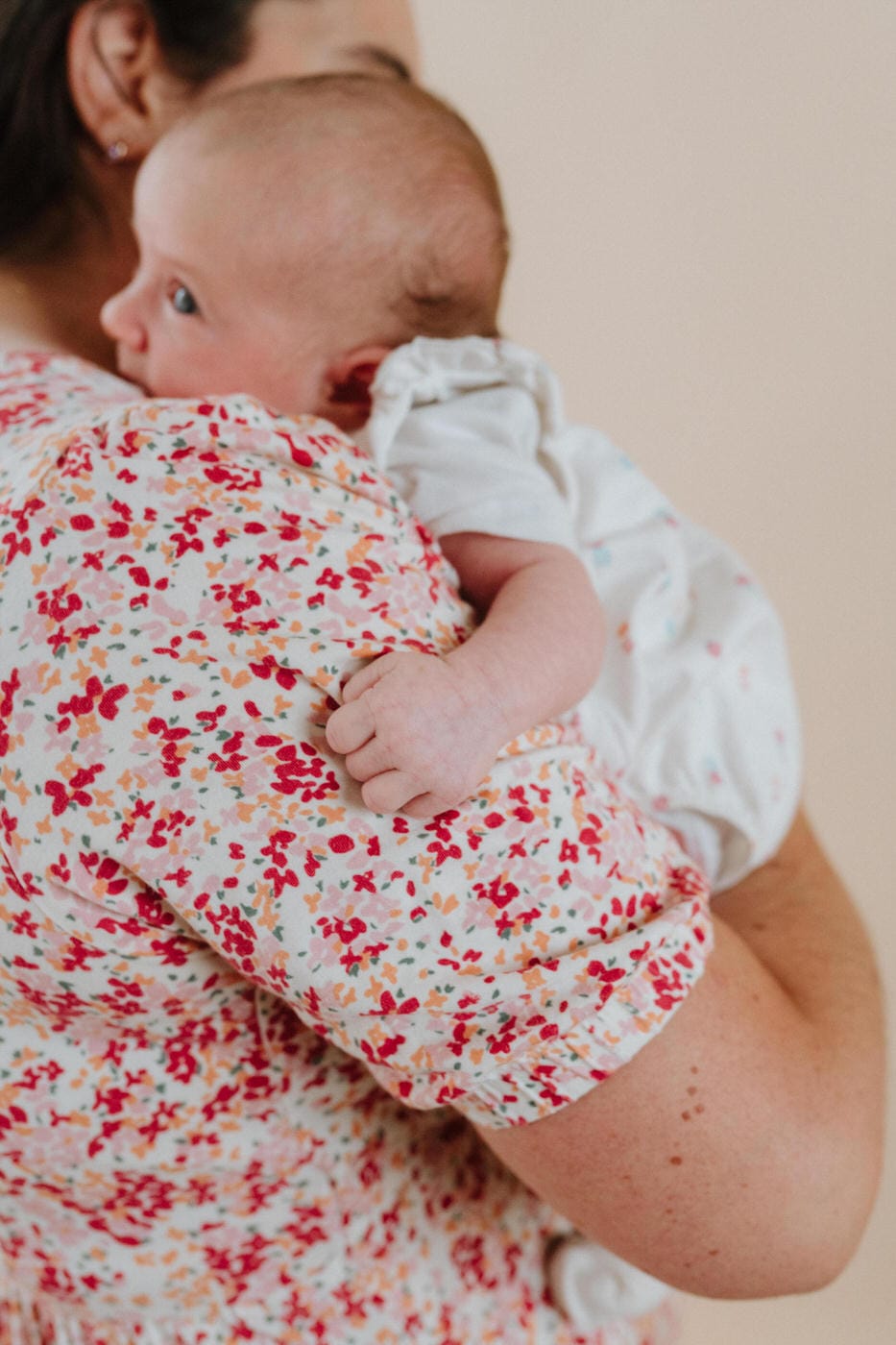 photo maman bébé grenoble en studio naissance douce et naturelle