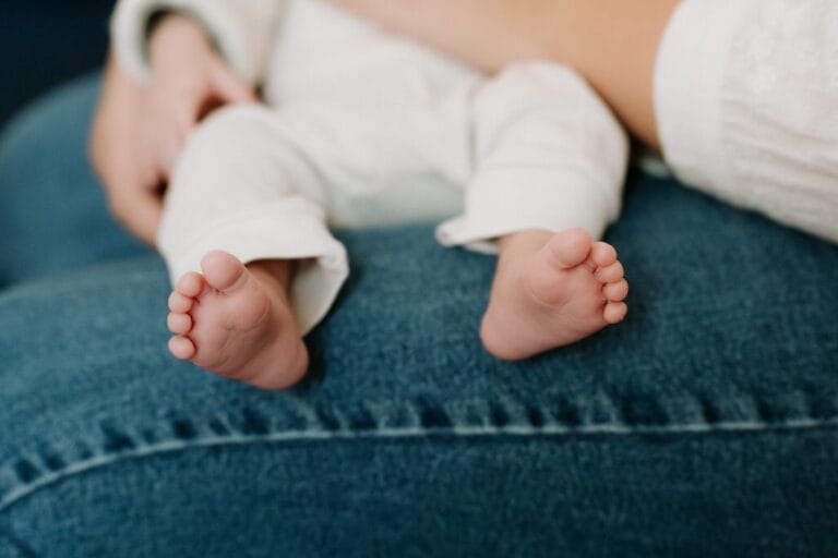 petits pieds séance photo naissance grenoble