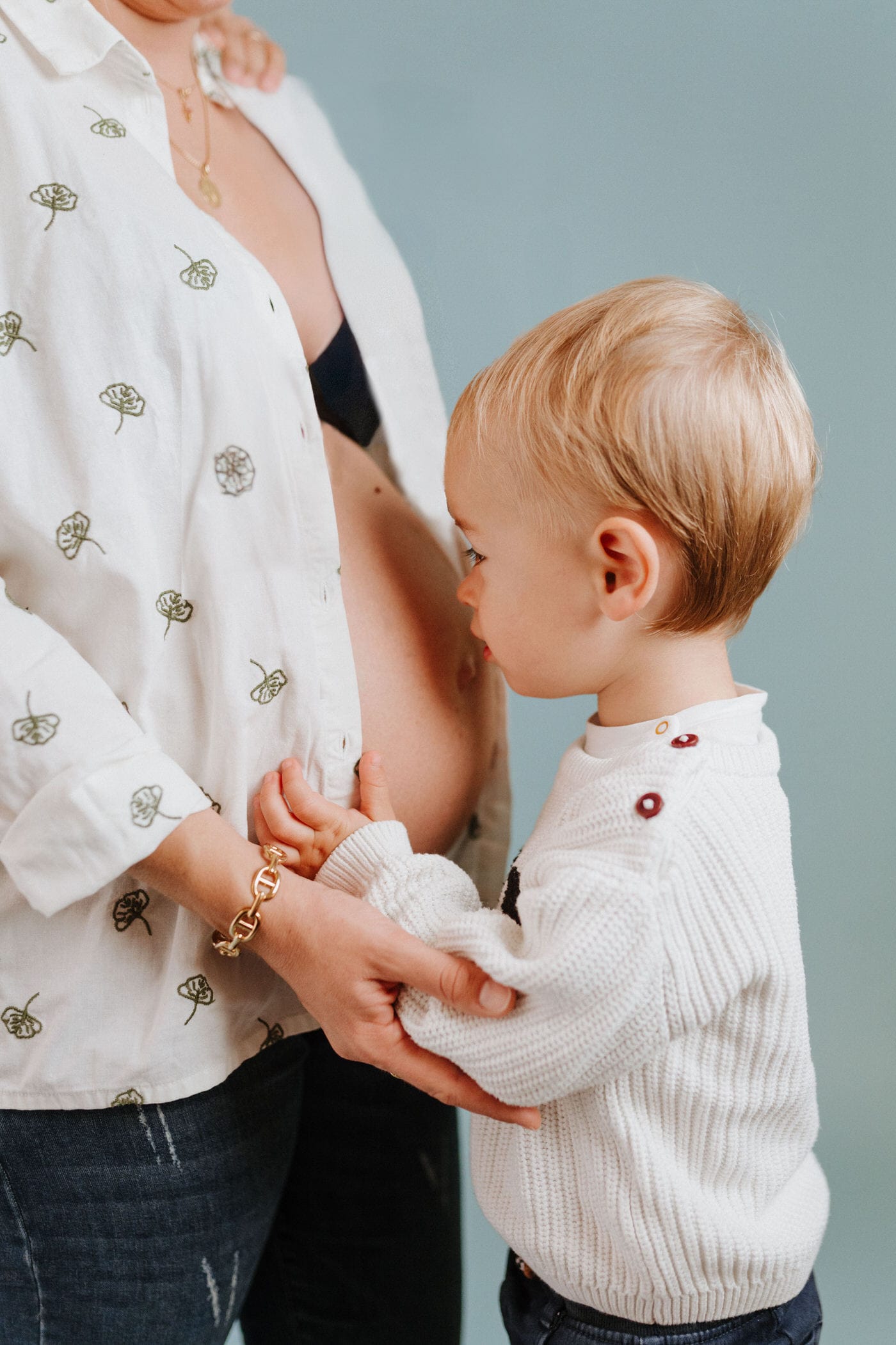séance photo grossesse en famille en studio à grenoble championnet
