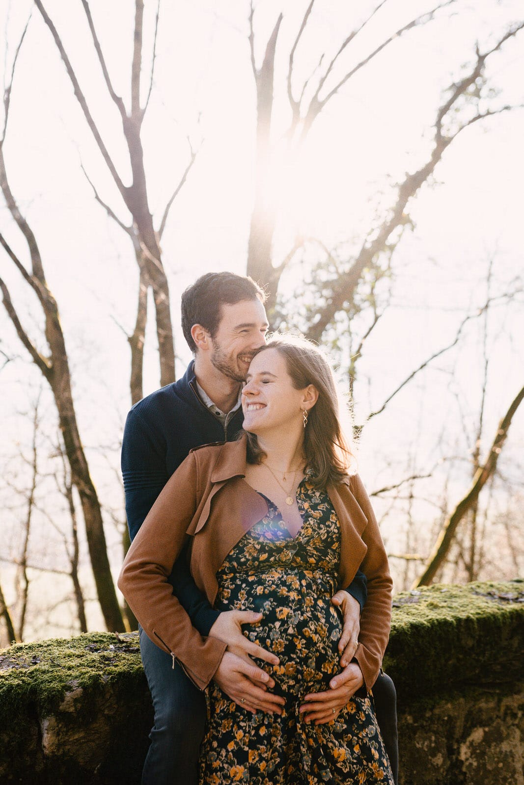 séance photo grossesse en couple en extérieur autour de grenoble